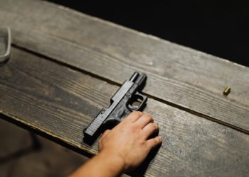 Policajac pod istragom – neopreznim rukovanjem vatrenim oružjem usmrtio djevojku!