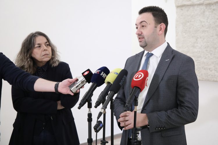 Pavliček (HS): “Otjerano” je 400 tisuća Hrvata, a uvezeno 200 tisuća stranih radnika