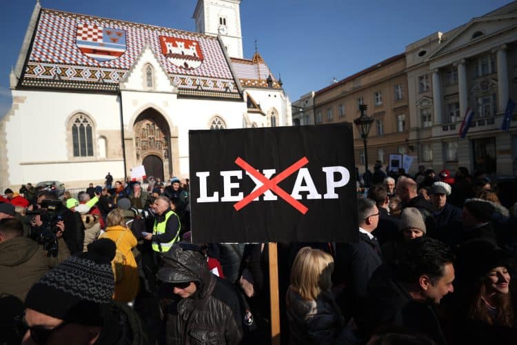 Hrvatski novinari na Markovu trgu: Tražimo ukidanje ‘lexa AP’
