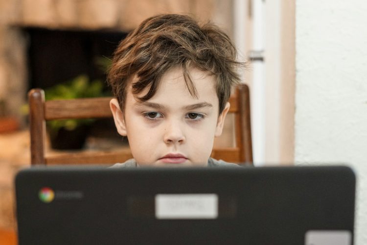 Sve više male djece na meti pedofila na internetu