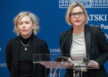 Zastupnice napale premijera, tvrde da je ucijenio žene zakonom o femicidu