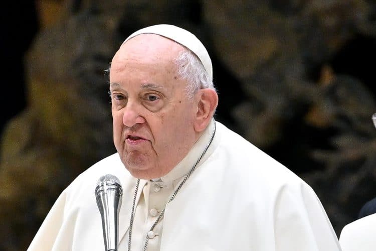 Papa Franjo krstio šesnaest beba u Sikstinskoj kapeli