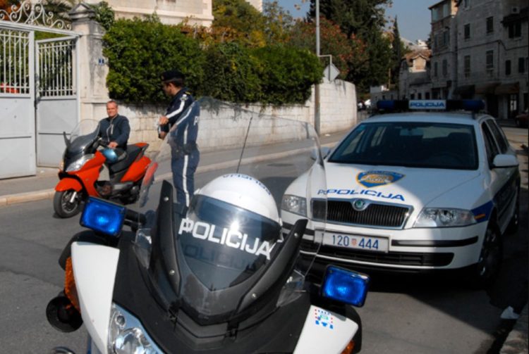 Muškarac u Šibeniku oteo policajcu pištolj i nekontrolirano pucao, oglasila se policija