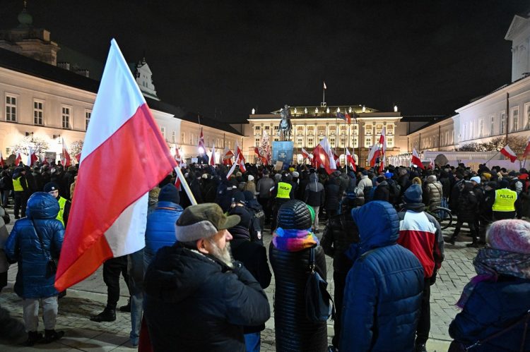 Politička Kriza u Poljskoj: Uhićenje oporbenih dužnosnika izazvalo prosvjede protiv  vlade Donalda Tuska
