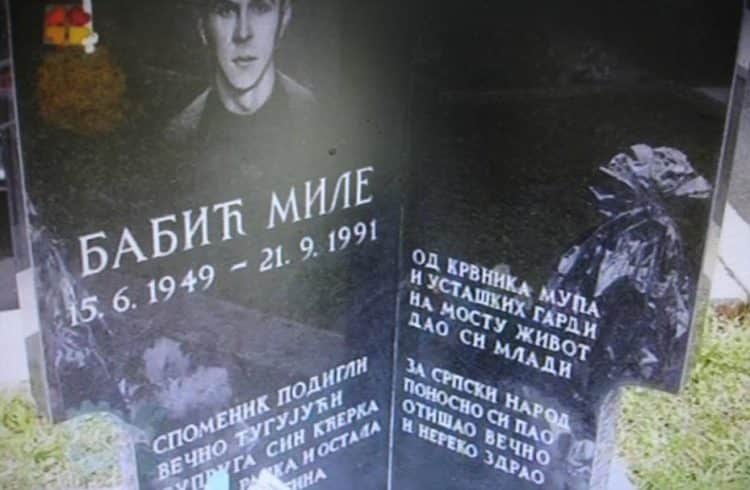Spomenici koji veličaju krvnika, a omalovažavaju žrtvu i dalje stoje!