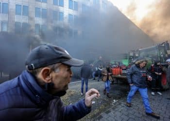 Indijski poljoprivrednici idu prema New Delhiju, policija koristi suzavac