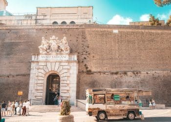 Prije zore u Vatikanskim muzejima, ključar otvara vrata povijesti