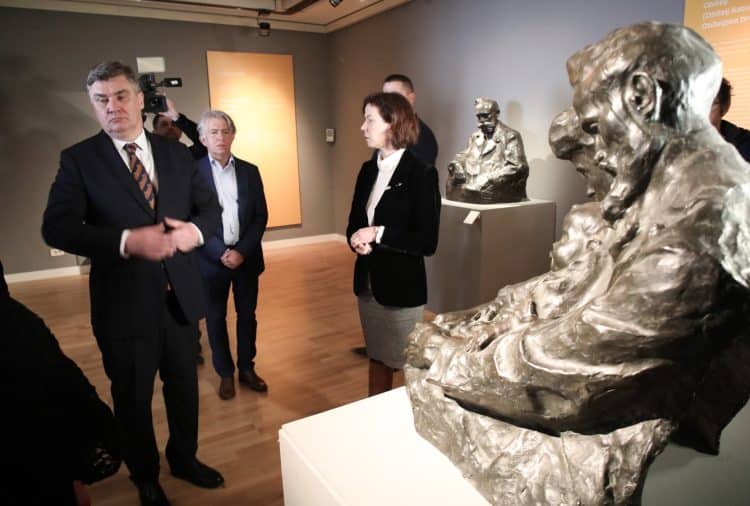 Predsjednik Milanović obišao izložbu Meštrovićevih djela u Klovićevim dvorima