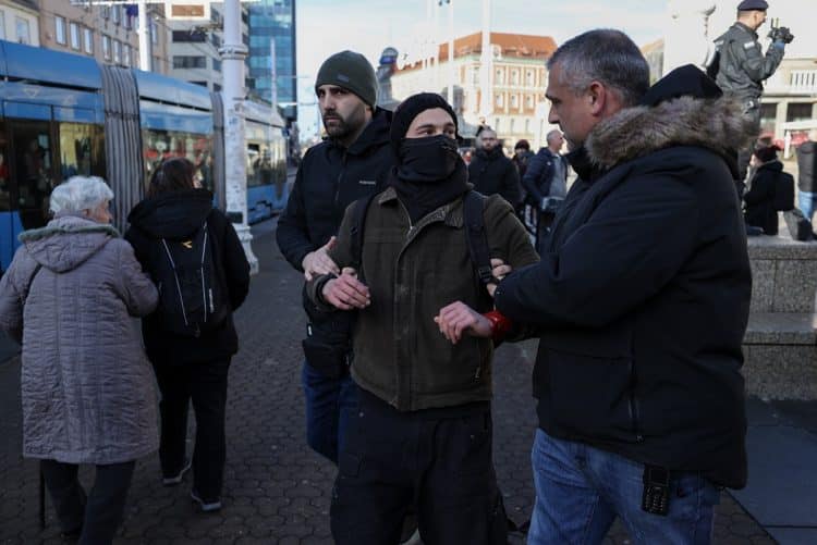 VIDEO Policija uhitila jednog od prosvjednika za vrijeme molitve na Trgu