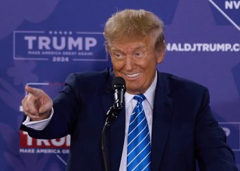 Širi se jaz i među spolovima: Po anketama žene za Bidena, muškarci za Trumpa