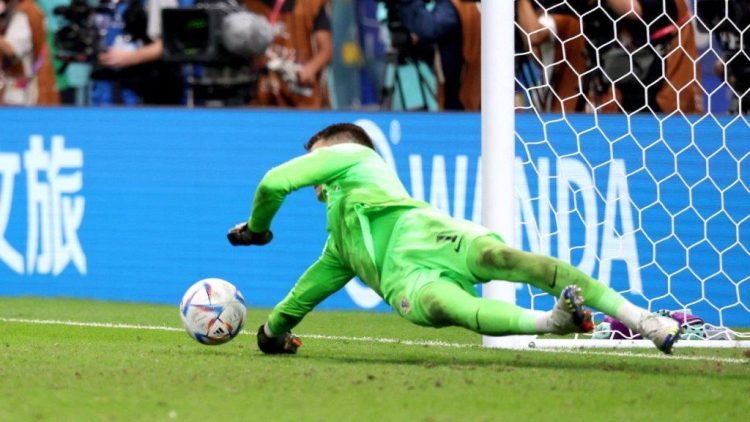 Livaković pogođen predmetom s tribina, a nakon utakmice dobio šakom u glavu