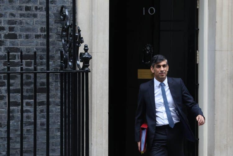 Prelasci migranata u Britaniju dosegli novi rekord, Sunak pod sve većim pritiskom