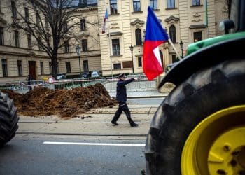 Češki poljoprivrednici prosvjeduju u Pragu – iskrcali veliku količinu gnojiva pred sjedište vlade!