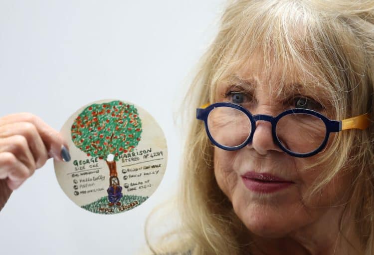 Pattie Boyd na dražbi prodaje pisma i tekstove bivših muževa, Harrisona i Claptona