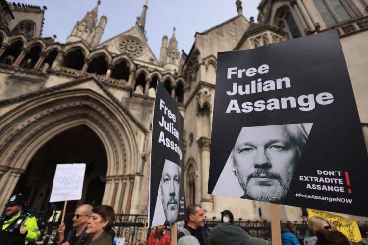 Britanski sud presudio: Assange zasad neće biti izručen