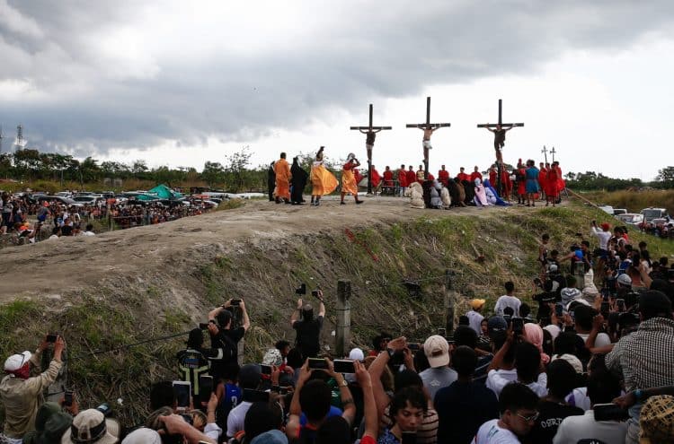 Filipinski vjernici dočekuju Veliki petak ritualom bičevanja i razapinjanja
