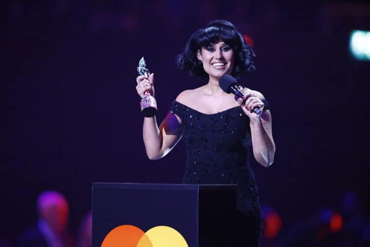 Brit Awards: Raye postavila rekord na dodjeli britanskih nagrada za pop glazbu