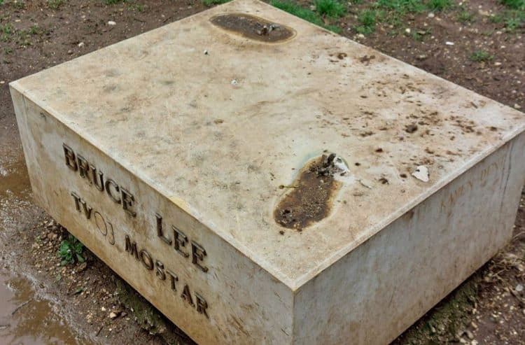 U Mostaru nestao kip Brucea Leeja, postavio ga Raspudić 2005. godine