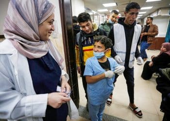 Palestinski dječak pomaže bolničkom osoblju u prijemu ranjenih