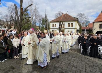 U Banjoj Luci zaređen novi biskup don Željko Majić, monsinjor Komarica u mirovini