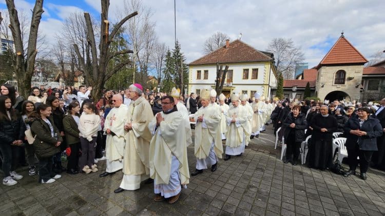 U Banjoj Luci zaređen novi biskup don Željko Majić, monsinjor Komarica u mirovini