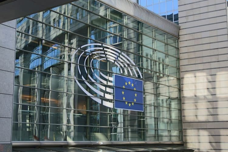Istarska kantautorica Elis Lovrić nastupa u dvorani Europskog parlmenta