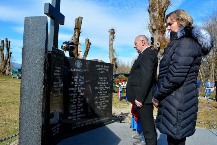 Medved u Lici otkrio spomenik hrvatskim braniteljima, redarstvenicima i civilima
