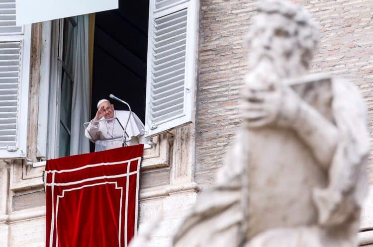 Papa još uvijek prehlađen, ponovno ograničio čitanje na tjednoj audijenciji