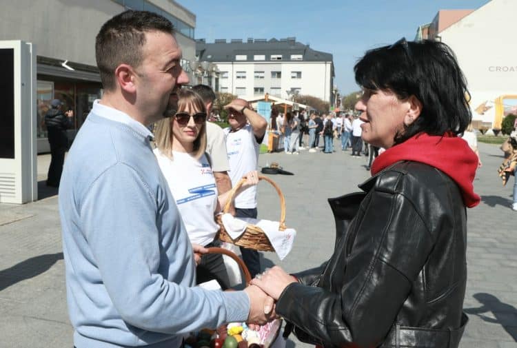 Članovi Hrvatskih suverenista dijelili pisanice građanima u Vukovaru