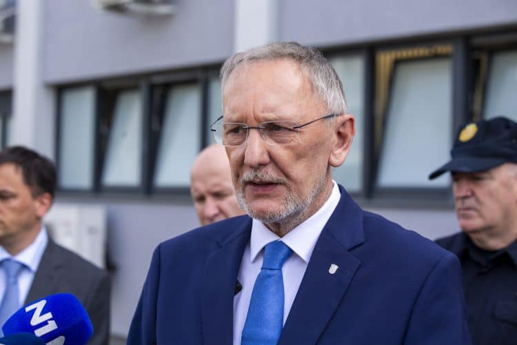 Božinović: Nisu me fotošopirali na predizbornom plakatu, a Ivošević nek da ostavku!