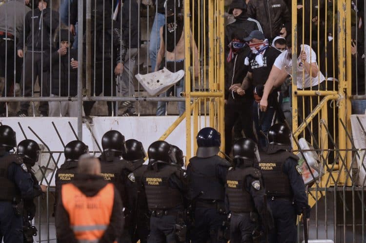 Incident u Splitu: Navijači Hajduka izazvali kaos, policajac teško ozlijeđen