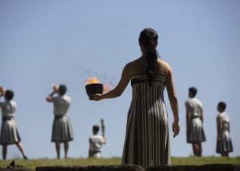 VIDEO U drevnoj Olimpiji upaljena baklja za Olimpijske igre u Parizu 2024.