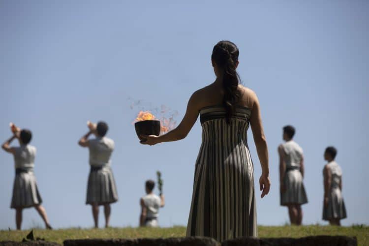 VIDEO U drevnoj Olimpiji upaljena baklja za Olimpijske igre u Parizu 2024.