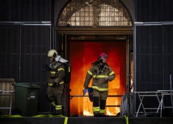 U Børsenu važan dio arhitektonske baštine i dalje gori, ali požar pod kontrolom
