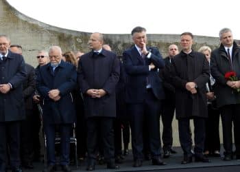 Državni vrh, nacionalne manjine, antifašisti i preživjeli zatočenici odali počast žrtvama logora u Jasenovcu