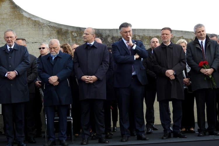 Državni vrh, nacionalne manjine, antifašisti i preživjeli zatočenici odali počast žrtvama logora u Jasenovcu