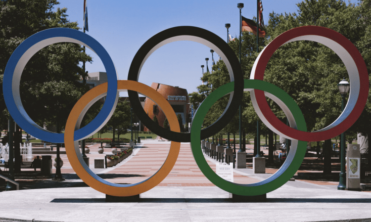 Olimpijski krugovi na Eiffelovom tornju za vrijeme OI