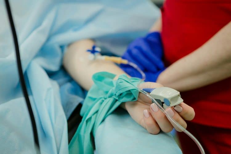 Na terasi kafića na splitskoj Rivi fizički napao dvije žene –  jedna ozlijeđena