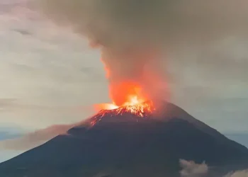 Erumpirao vulkan Ruang, evakuirani zračna luka, bolnica i domovi