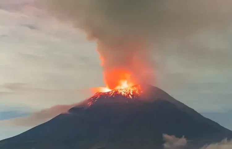 Erumpirao vulkan Ruang, evakuirani zračna luka, bolnica i domovi