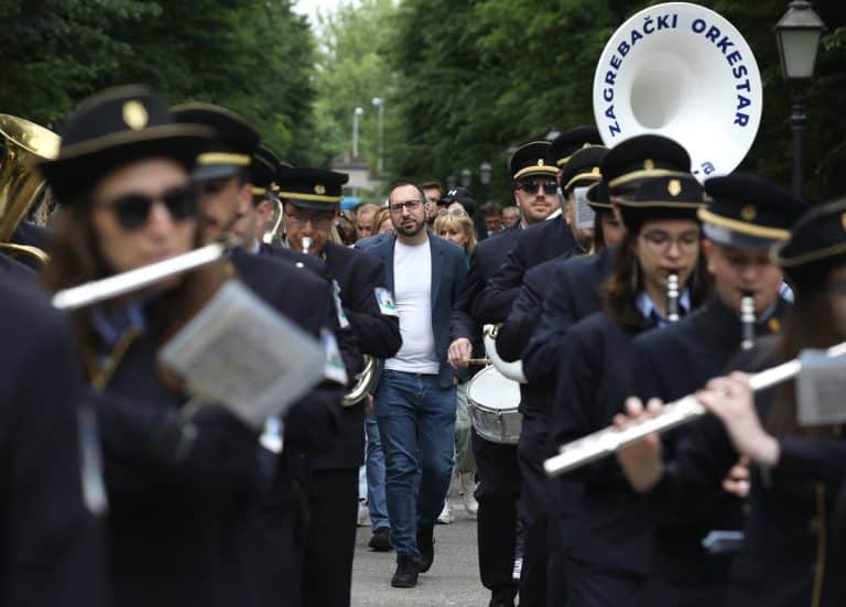 Tomašević: Želimo biti primjer -povisili smo plaće radnicima, a cijene komunalnih usluga nismo