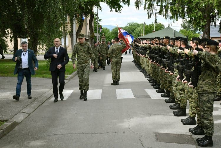 Anušić čestitao 33. obljetnicu Hrvatske vojske, Dan Oružanih snaga i Dan Hrvatske kopnene vojske