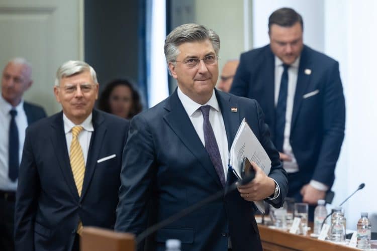 Plenković: Zašto je baš jedan tjednik i njegova uređivačka politika problematičan
