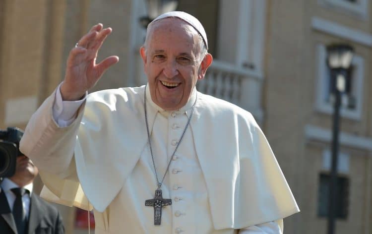 Papa Franjo protumigrantske stavove nazvao ‘ludilom’: Migrant mora biti primljen!