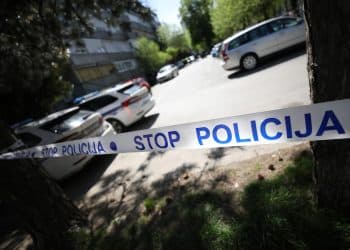 Nakon trčanja bez odjeće sa sjekirom, muškarcu u kući pronašli tijelo