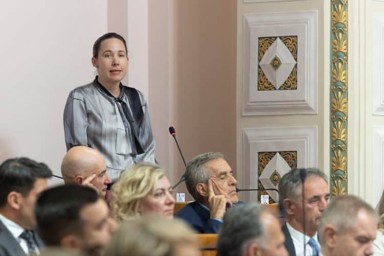Selak Raspudić: ‘Vladinim službenicima kraljevski tretman, a djeca nemaju pravo na asistente’