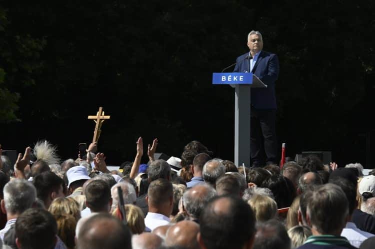Deseci tisuća Mađara u Budimpešti podržali Orbana uoči izbora za EU parlament