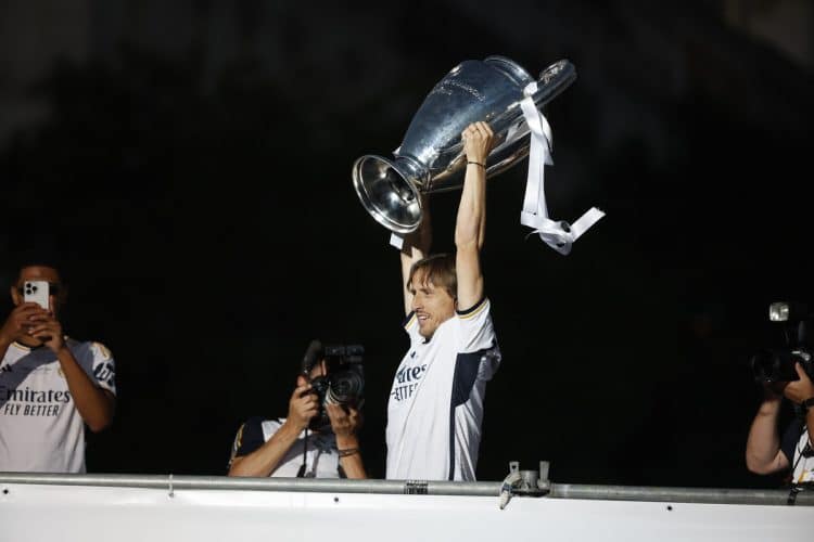 Modrić na pragu povijesnog dvostrukog naslova