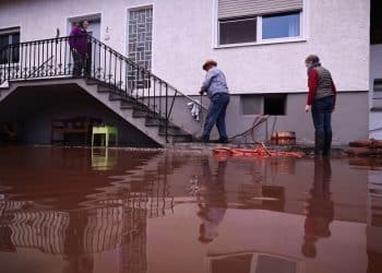 Obilne kiše i poplave u južnoj Njemačkoj: Život izgubio vatrogasac