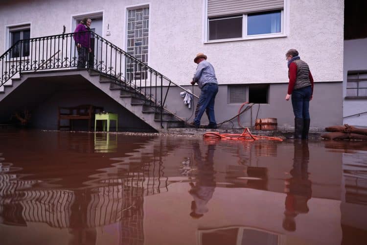 Obilne kiše i poplave u južnoj Njemačkoj: Život izgubio vatrogasac